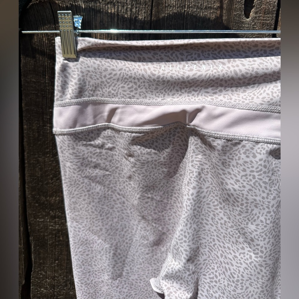 NWT All Fenix Anthropologie Colorblock Cheetah 7/8 Legging in Gray & Pink - Picture 7 of 8